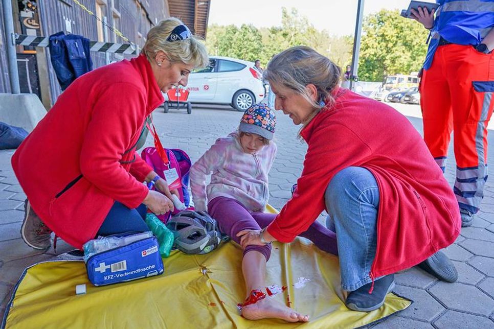 Beim Tag der Johanniter geht es darum, das Erste-Hilfe-Wissen bei den sogenannten Fallbeispielen zu demonstrieren. Die „Zauberhüte“ mussten zum Beispiel ein verletztes Kind versorgen.