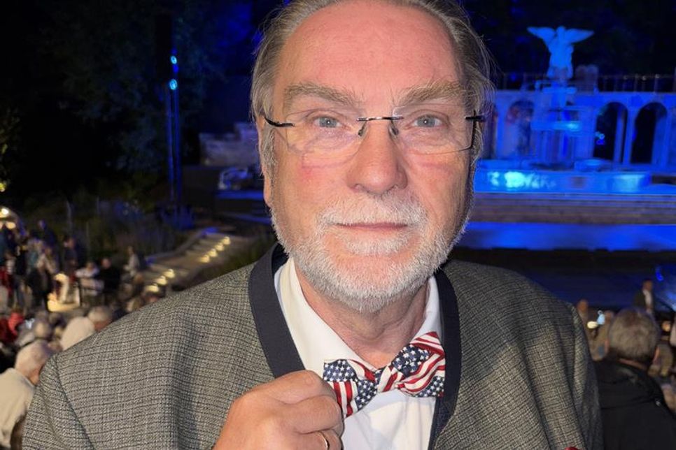 Ex-Kreispräsident Harald Werner erschien stilecht mit Fliege in den Farben der US-Flagge zur Premiere.