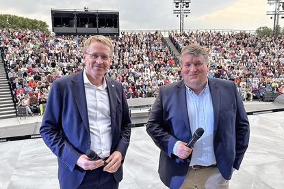 Ministerpräsident Daniel Günther (li.) und Festspiel-Geschäftsführer Falk Herzog eröffneten vor ausverkauften Haus die 74. Spielzeit