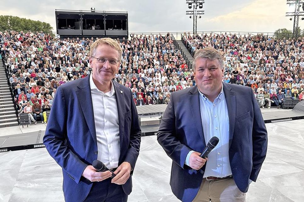Ministerpräsident Daniel Günther (li.) und Festspiel-Geschäftsführer Falk Herzog eröffneten vor ausverkauften Haus die 74. Spielzeit