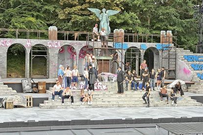Insgesamt wirken 250 Menschen vor, auf und hinter Kulissen mit. Bei der „West Side Story“ stehen alleine über 30 Darsteller auf der Bühne.