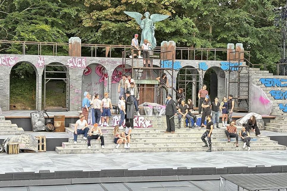 Insgesamt wirken 250 Menschen vor, auf und hinter Kulissen mit. Bei der „West Side Story“ stehen alleine über 30 Darsteller auf der Bühne.