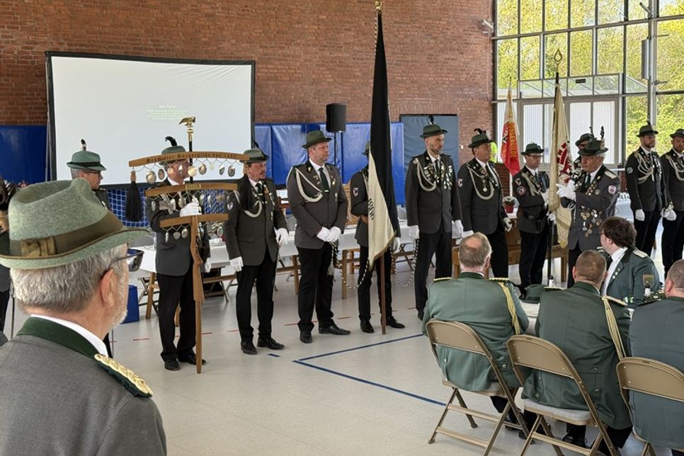 Die Fahnen und Standarten der Grömitzer Bürgergilde wurden zu Beginn in die Halle getragen und den Gästen vorgestellt.