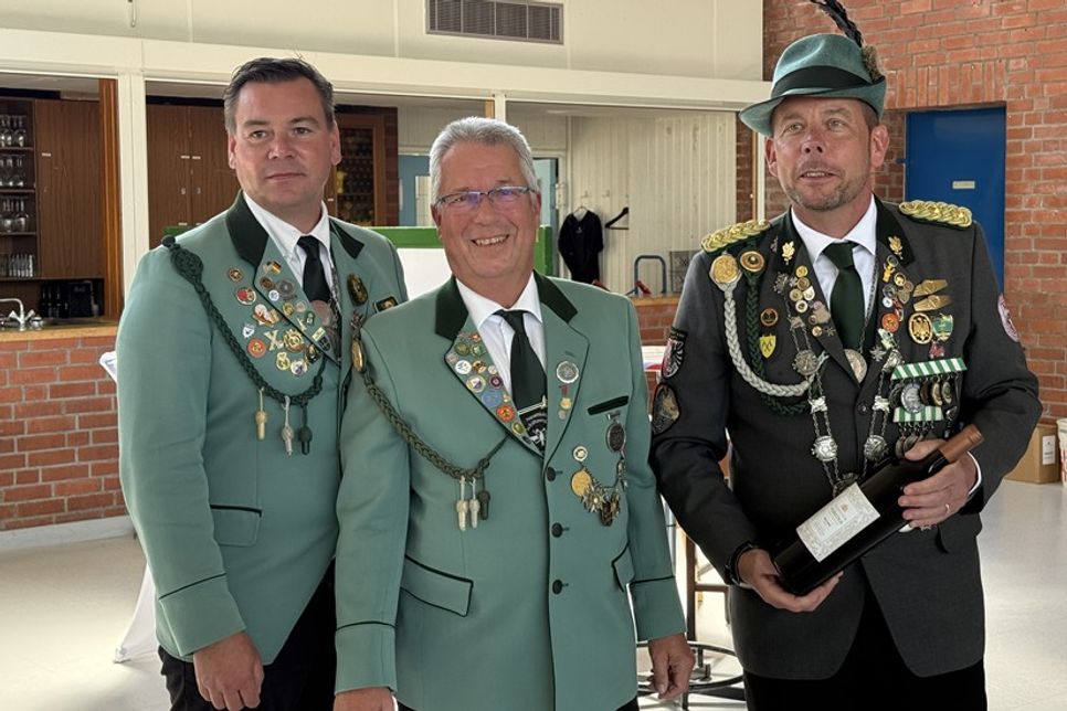 Der 1. Ältermann der Grömitzer Bürgergilde Sven Kiekhäfer (v. re.) mit Dr. Ralf Stolley und dem stellvertretenden Ältermann Nils Hilbert, beide von der Neustädter Schützengilde.