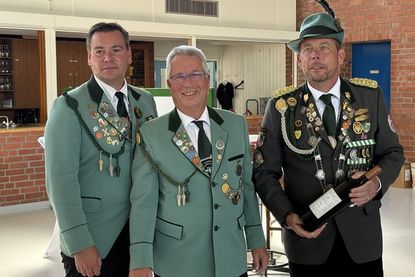 Der 1. Ältermann der Grömitzer Bürgergilde Sven Kiekhäfer (v. re.) mit Dr. Ralf Stolley und dem stellvertretenden Ältermann Nils Hilbert, beide von der Neustädter Schützengilde.