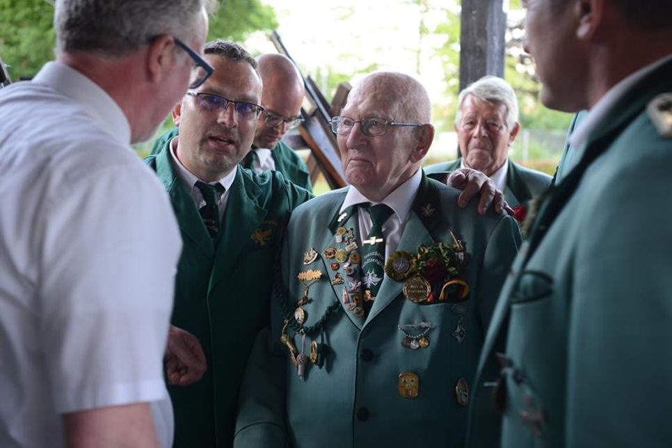 Wer wird die Nachfolge des amtierenden Schützenkönigs Eberhard von Buder (Mi.) antreten?