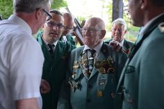 Wer wird die Nachfolge des amtierenden Schützenkönigs Eberhard von Buder (Mi.) antreten?