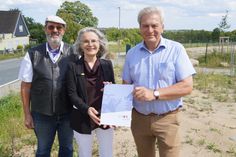 Verkehrsstaatssekretärin Susanne Henckel übergab den Förderbescheid an den Bürgermeister Carsten Bruhn (re.) und seinen Stellvertreter Volker Weidemann.