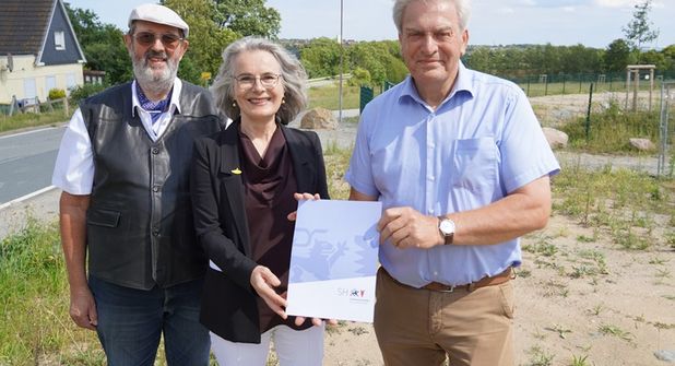 Verkehrsstaatssekretärin Susanne Henckel übergab den Förderbescheid an den Bürgermeister Carsten Bruhn (re.) und seinen Stellvertreter Volker Weidemann.