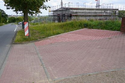 Der Ausbau des Radweges hat in Höhe der Straße „Schöne Aussicht“ begonnen und wird demnächst bis zum Ortsschild in Richtung Neustadt fortgesetzt.