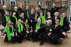 Das Ensemble freut sich auf sein Publikum und feiert die Leidenschaft zum Singen.
