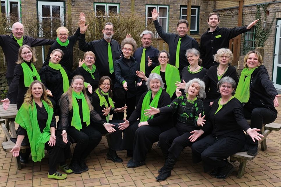 Das Ensemble freut sich auf sein Publikum und feiert die Leidenschaft zum Singen.