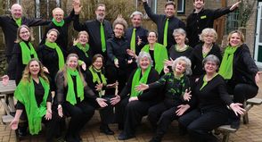 Das Ensemble freut sich auf sein Publikum und feiert die Leidenschaft zum Singen.