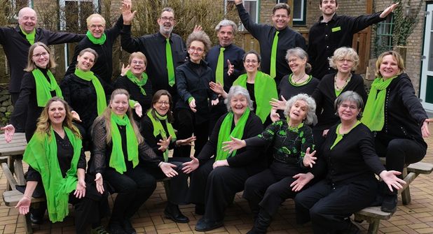 Das Ensemble freut sich auf sein Publikum und feiert die Leidenschaft zum Singen.