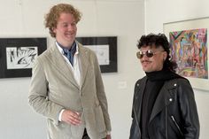 Frédéric Bertheau (lks.) und Alejandro Zepeda bei der Eröffnung ihrer gemeinsamen Ausstellung in der Stadtbücherei.