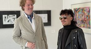 Frédéric Bertheau (lks.) und Alejandro Zepeda bei der Eröffnung ihrer gemeinsamen Ausstellung in der Stadtbücherei.