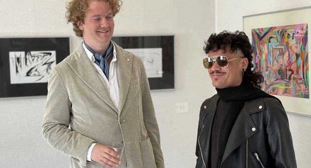 Frédéric Bertheau (lks.) und Alejandro Zepeda bei der Eröffnung ihrer gemeinsamen Ausstellung in der Stadtbücherei.