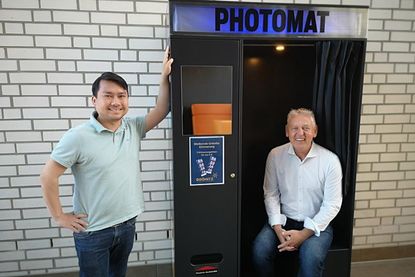 Thuan Nguyen und Manfred Wohnrade in der Grömitzer Welle (v. lks.)