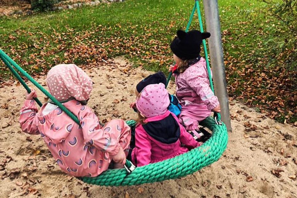Die neue Nestschaukel sorgt für Riesenspaß bei den Krippenkindern.