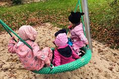 Die neue Nestschaukel sorgt für Riesenspaß bei den Krippenkindern.