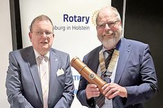 Der neue Rotary Präsident Dr. Jörg Kriewitz (rechts) bekam die Präsidentenkette, die Nadel und die Rolle mit der Gründungsurkunde von seinem Vorgänger Uwe Lankau überreicht.