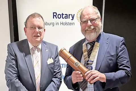 Der neue Rotary Präsident Dr. Jörg Kriewitz (rechts) bekam die Präsidentenkette, die Nadel und die Rolle mit der Gründungsurkunde von seinem Vorgänger Uwe Lankau überreicht.