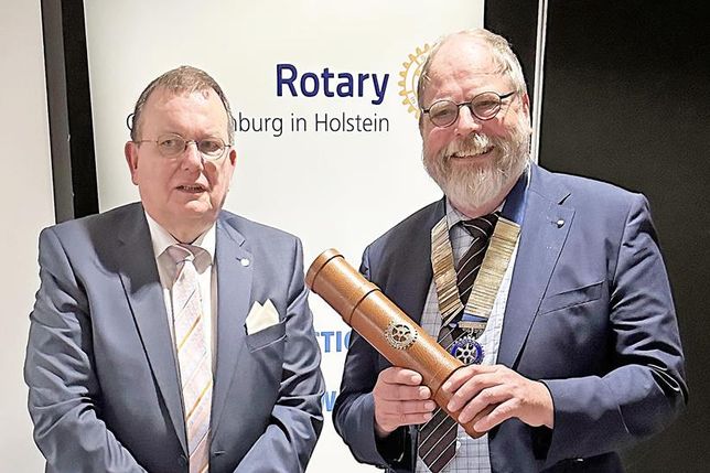 Der neue Rotary Präsident Dr. Jörg Kriewitz (rechts) bekam die Präsidentenkette, die Nadel und die Rolle mit der Gründungsurkunde von seinem Vorgänger Uwe Lankau überreicht.
