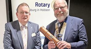 Der neue Rotary Präsident Dr. Jörg Kriewitz (rechts) bekam die Präsidentenkette, die Nadel und die Rolle mit der Gründungsurkunde von seinem Vorgänger Uwe Lankau überreicht.