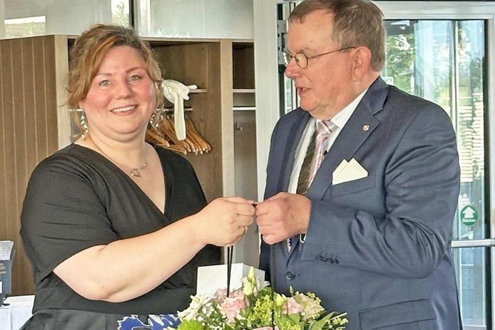 Rotarierin Hanna Maschke erhielt vom scheidenden Präsidenten Uwe Lankau die Auszeichnung „Rotarian of the Year“ und einen Blumenstrauß dazu.