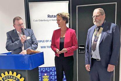 Der scheidende Rotary Präsident Uwe Lankau (links) und sein Nachfolger Dr. Jörg Kriewitz beglückwünschten Susanne Micheel-Sprenger als neues Mitglied im Club.