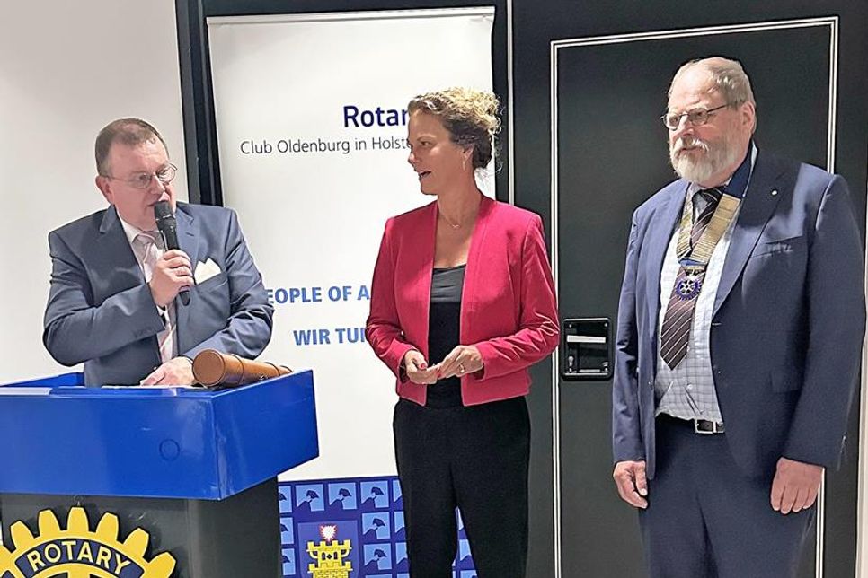 Der scheidende Rotary Präsident Uwe Lankau (links) und sein Nachfolger Dr. Jörg Kriewitz beglückwünschten Susanne Micheel-Sprenger als neues Mitglied im Club.