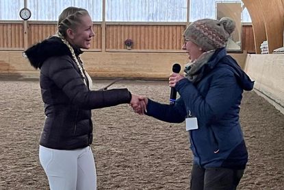 Nathalie Enge (re.), Sponsorin des Ehrenpreises für besonders guten Umgang mit dem Partner Pferd, übergibt die Auszeichnung an Lara Zabel.