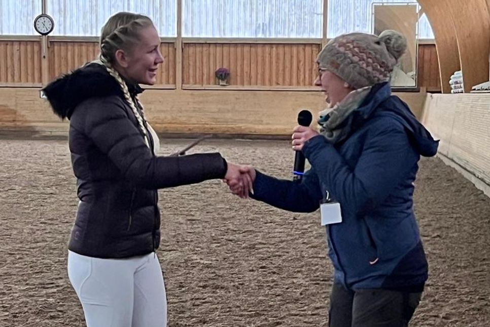 Nathalie Enge (re.), Sponsorin des Ehrenpreises für besonders guten Umgang mit dem Partner Pferd, übergibt die Auszeichnung an Lara Zabel.