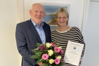 Bürgermeister Bernd Bruhn gratulierte Frau Martina Willimatis-Rath