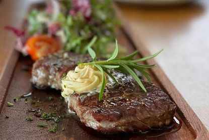 Im Restaurant Kiebitzberg in Neustadt erwarten euch köstliche Speisen und ein herzliches Gastgeber-Team.