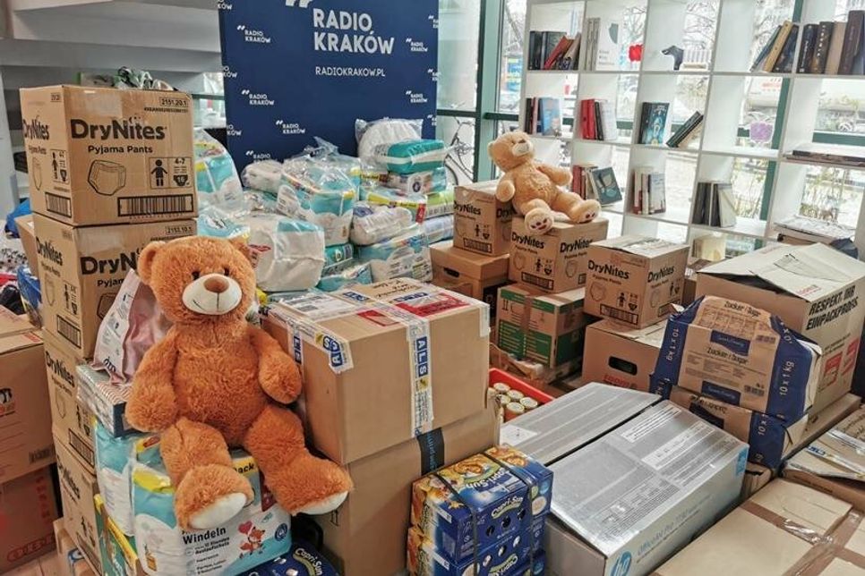 Die Spenden werden von freiwilligen Helfern sortiert und zugeteilt.