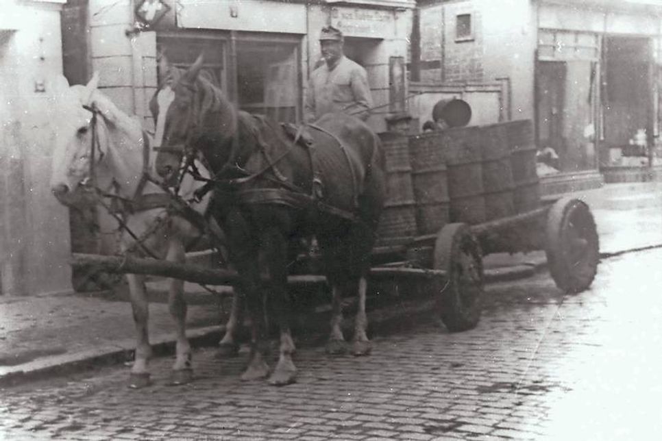So sah in den 1930er Jahren die Müllabfuhr aus: mit Pferdekutsche und Blechfässern übers Kopfsteinpflaster.