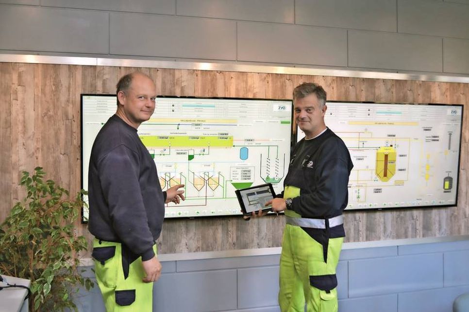 Heute haben die Kollegen alles mit modernster Technik im Griff: Tablet und Flachbildmonitore helfen bei der Steuerung von Entwässerungsanlagen.