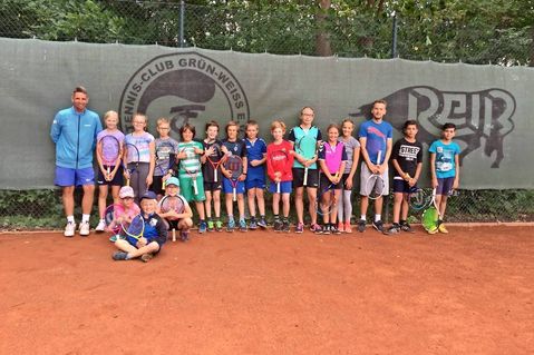 Neustadt. 21 Kinder aus Neustadt nahmen in diesem Jahr an der Ferienpassaktion der Stadt beim Tennisclub Grün-Weiß (TC GW) Neustadt teil. Eine Woche lang hieß es, unter Anleitung der Vereinstrainer Dennis Schulz und Markus Janner, der gelben Filzkugel hinterherzujagen. Einige Kinder waren so begeistert, dass sie sich sofort für das Vereinstraining angemeldet haben. Diese Aktion findet bereits seit 20 Jahren statt. (red)
