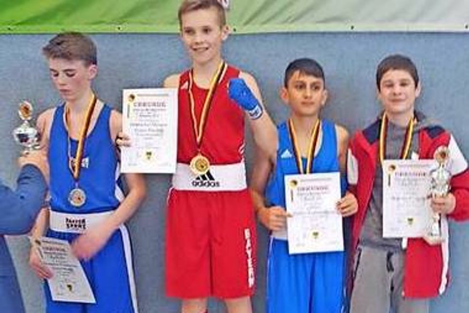 Stolz mit Pokal und Bronze um den Hals auf dem DM-Treppchen (Sagriev ganz rechts)