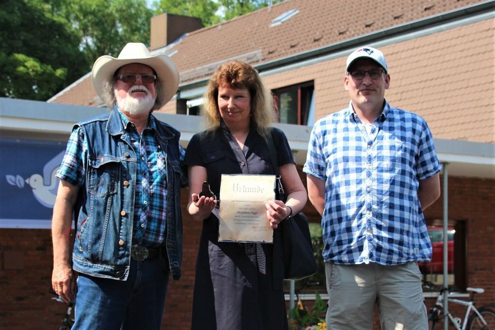 Uwe Göllner, Sigrid Schröter und Michael Tautz (v. l.). Sigrid Schröter erhielt die „Goldene Pogge“.