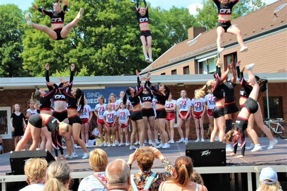 Akrobatische Vorstellung der „Cheerleading“ CheerForce Athletics vom KMTV Kiel.