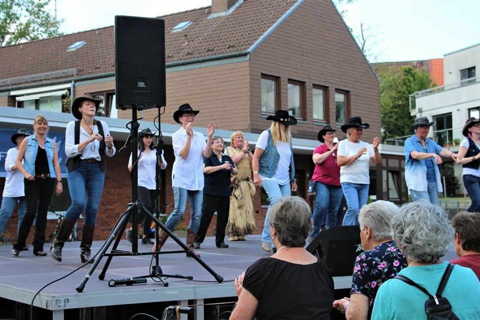 Auch die Country &amp;amp; Line Dance Gruppe Kiel präsentierte sich auf der Bühne.