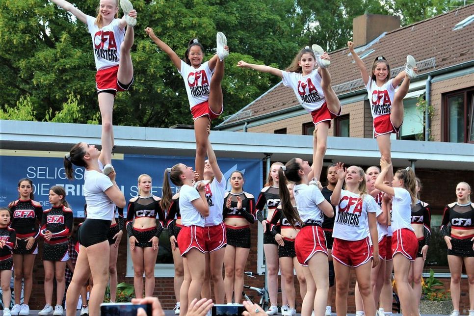Akrobatische Vorstellung der „Cheerleading“ CheerForce Athletics vom KMTV Kiel.