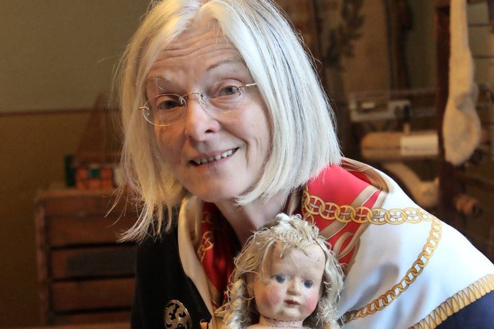 Die Puppen-Expertin Angelika Salzwedel kommt am 30. September zur Puppensprechstunde ins Dorf- und Schulmuseum Schönwalde, um Sammlerstücke und treue Wegbegleiter zu bewerten.