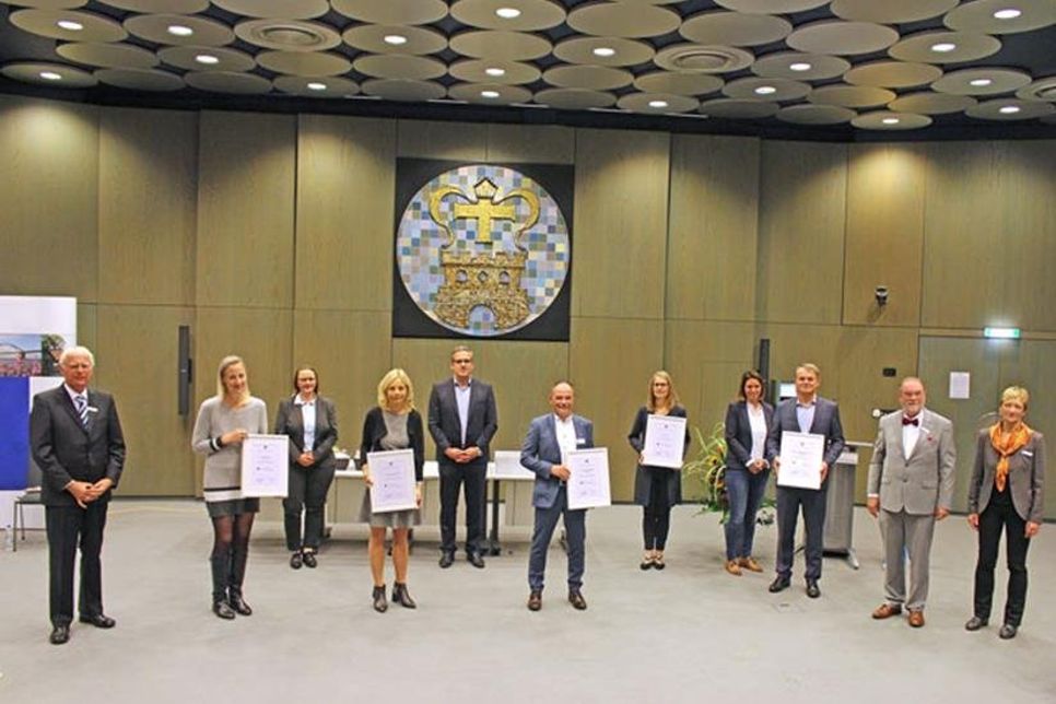 Landrat Reinhard Sager (ganz links), Silke Meints, Gleichstellungsbeauftragte des Kreises Ostholstein (ganz rechts) und Kreispräsident Harald Werner (zweiter von rechts) gratulierten den Preisträgern der Auszeichnung „Familienfreundliches Unternehmen 2020“.
