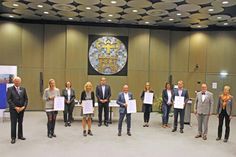 Landrat Reinhard Sager (ganz links), Silke Meints, Gleichstellungsbeauftragte des Kreises Ostholstein (ganz rechts) und Kreispräsident Harald Werner (zweiter von rechts) gratulierten den Preisträgern der Auszeichnung „Familienfreundliches Unternehmen 2020“.