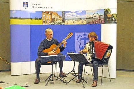 Elena und Reinhard Königsmann begleiteten den Abend musikalisch auf Akkordeon und Gitarre