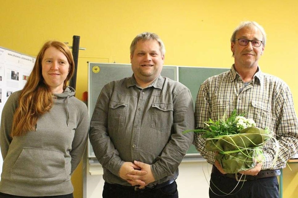 Der 1. Vorsitzende des Fördervereins Dorfmuseum Schönwalde, Marc Dobkowitz (Mitte) bedankte sich bei Birger Ziesemer für dessen 19 Jahre währende Amtszeit als Kassenwart und gratulierte seiner Nachfolgerin Maria Thal zur Wahl.