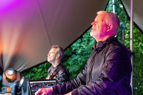 Ein „Sundowner-Programm“ gibt‘s mit DJ Vargo und Gitarren-Maestro Roland Cabezas.